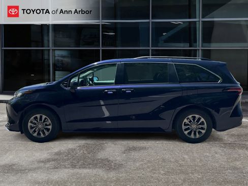 Used 2022 Toyota Sienna XLE AWD/4WD image 3