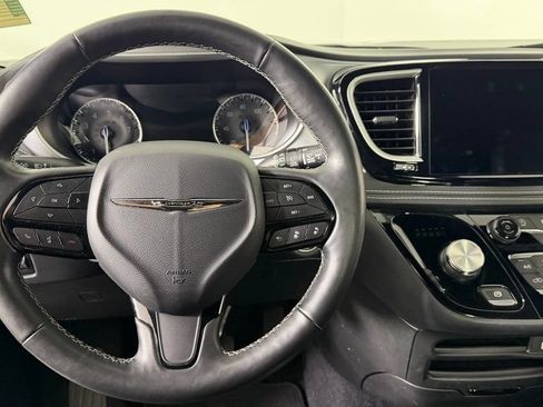 Used 2021 Chrysler Pacifica Touring-L w/ S Appearance Package FWD image 17