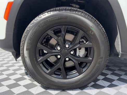 Used 2025 Jeep Grand Cherokee Altitude AWD/4WD image 13
