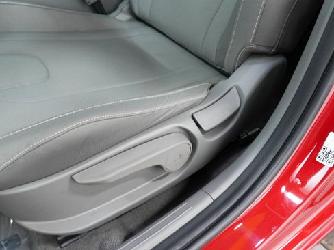 Used 2025 Hyundai Elantra SEL FWD image 21
