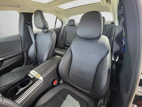 Used 2025 Mercedes-Benz C 300 4MATIC Sedan image 11