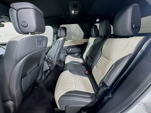 Used 2024 Land Rover Discovery Dynamic SE image 29