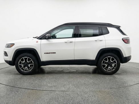 Used 2025 Jeep Compass Trailhawk AWD/4WD image 5