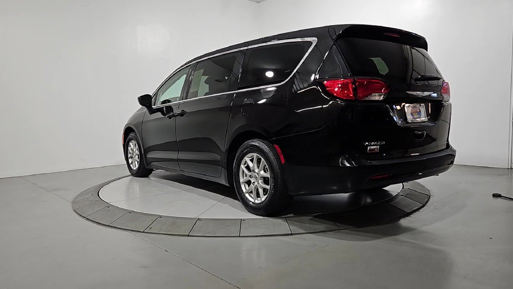Used 2024 Chrysler Voyager LX FWD image 3