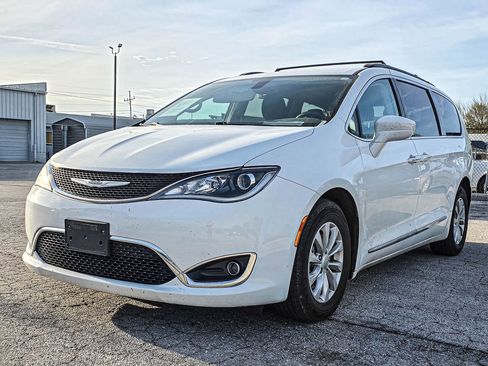 Used 2017 Chrysler Pacifica Touring-L image 3
