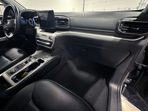 Used 2021 Ford Explorer XLT w/ Equipment Group 202A AWD/4WD image 32