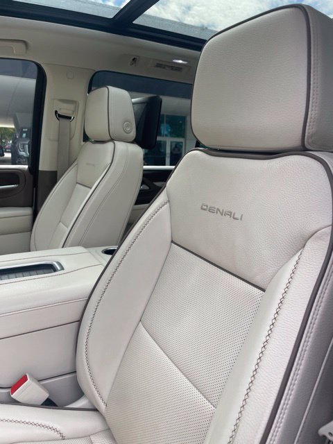Used 2023 GMC Yukon XL Denali w/ Advanced Technology Package AWD/4WD image 11