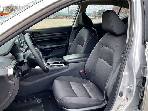 Used 2024 Nissan Altima 2.5 SV image 11