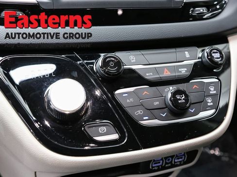 Used 2023 Chrysler Voyager LX FWD image 13