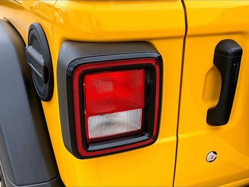 Used 2020 Jeep Wrangler Unlimited Rubicon w/ Cold Weather Group image 32