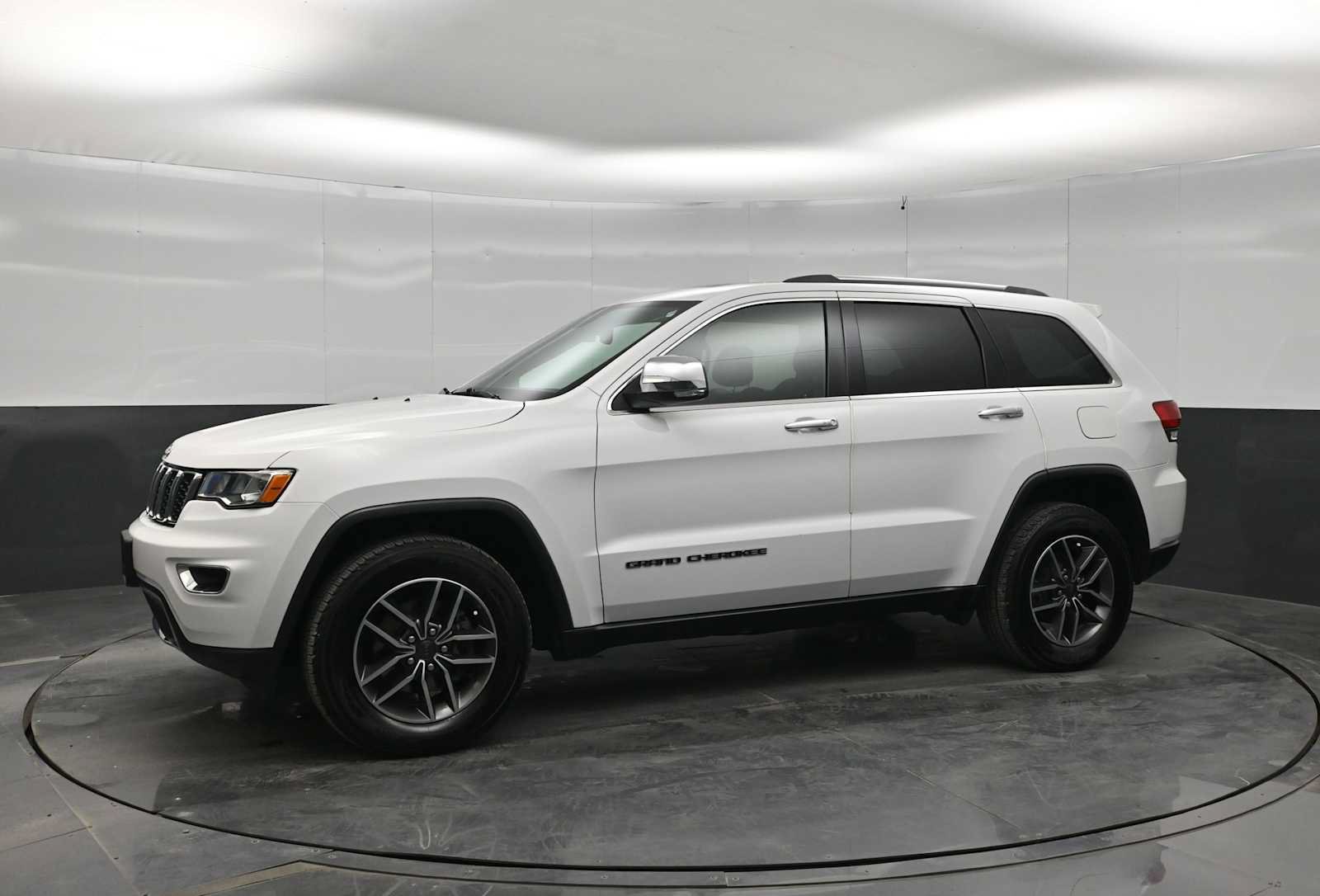 Used 2019 Jeep Grand Cherokee Limited w/ Trailer Tow Group IV AWD/4WD image 4