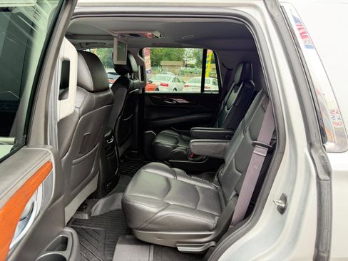 Used 2017 Cadillac Escalade Luxury AWD/4WD image 35