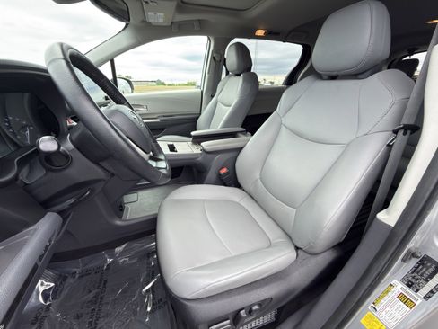 Used 2022 Toyota Sienna XLE w/ XLE Plus Package FWD image 11