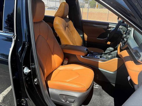 Used 2025 Toyota Highlander Platinum image 7