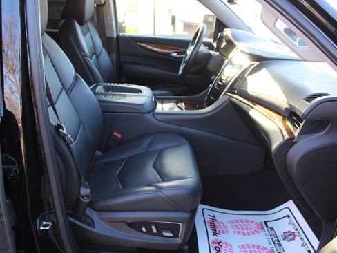 Used 2017 Cadillac Escalade Luxury AWD/4WD image 24