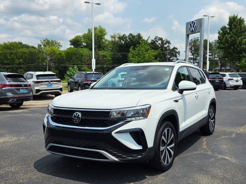 Certified 2022 Volkswagen Taos SE w/ Panoramic Sunroof Package AWD/4WD image 10