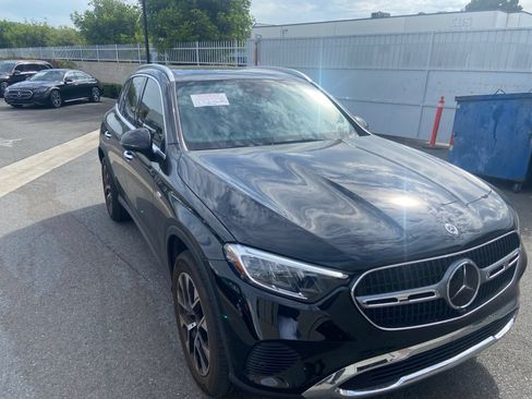 Used 2025 Mercedes-Benz GLC 350e 4MATIC image 3