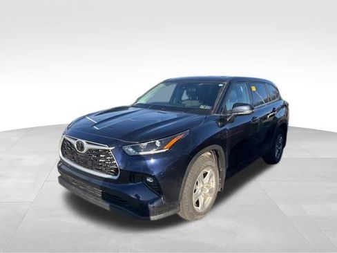 Used 2021 Toyota Highlander LE image 2