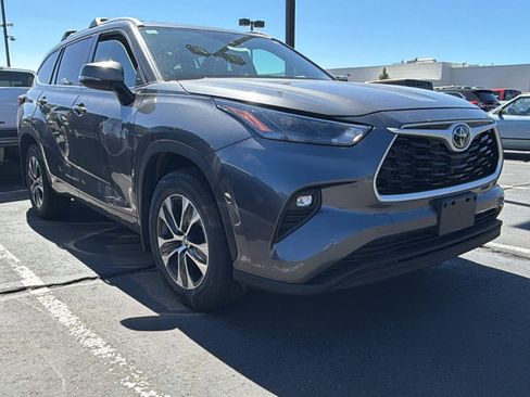 Used 2022 Toyota Highlander XLE AWD/4WD image 1