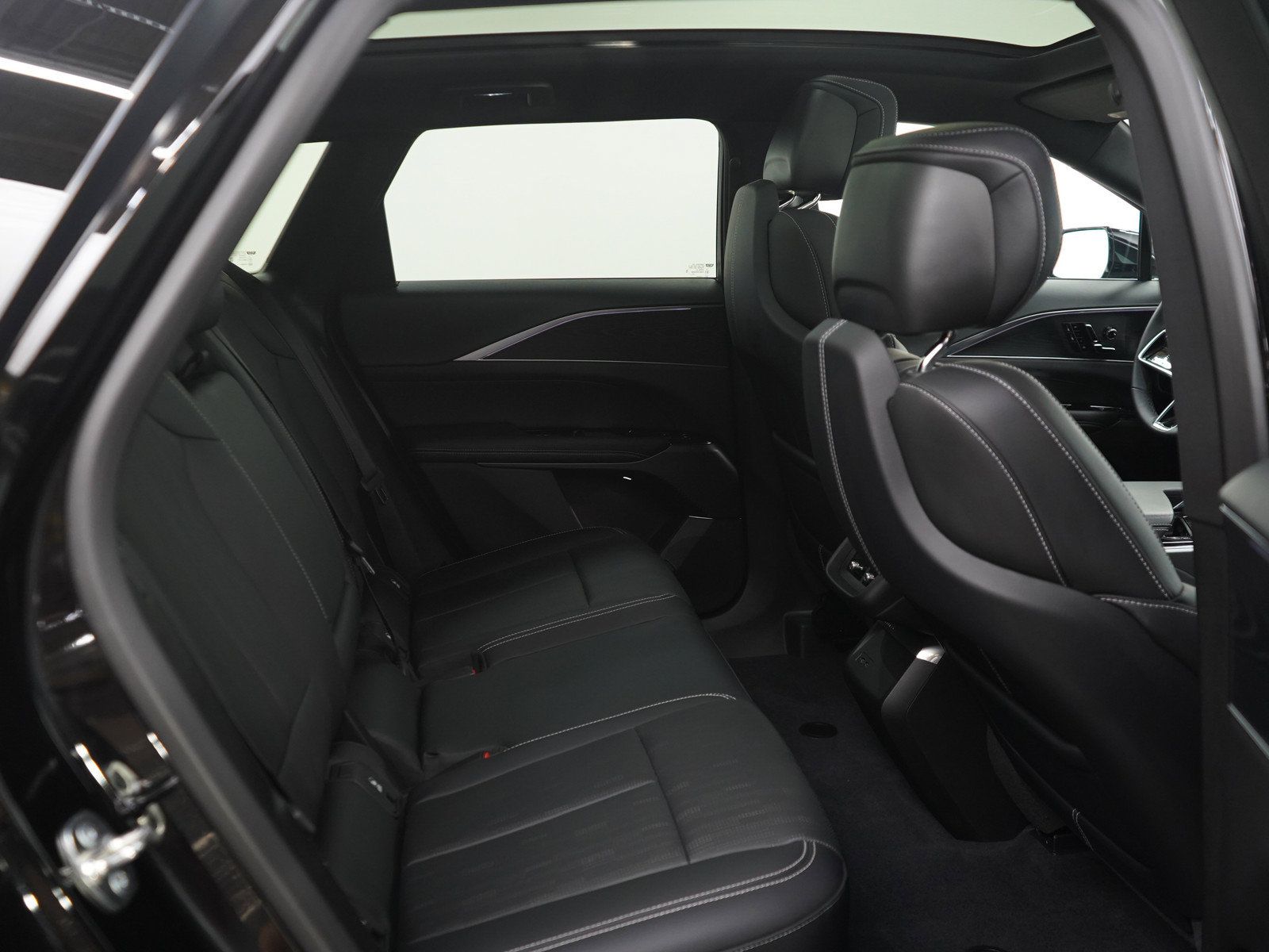 Used 2025 Cadillac Lyriq Luxury w/ LPO, Floor Liner Package AWD/4WD image 12