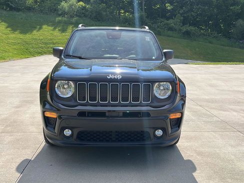 Used 2023 Jeep Renegade Latitude w/ Sun/Sound Group AWD/4WD image 2