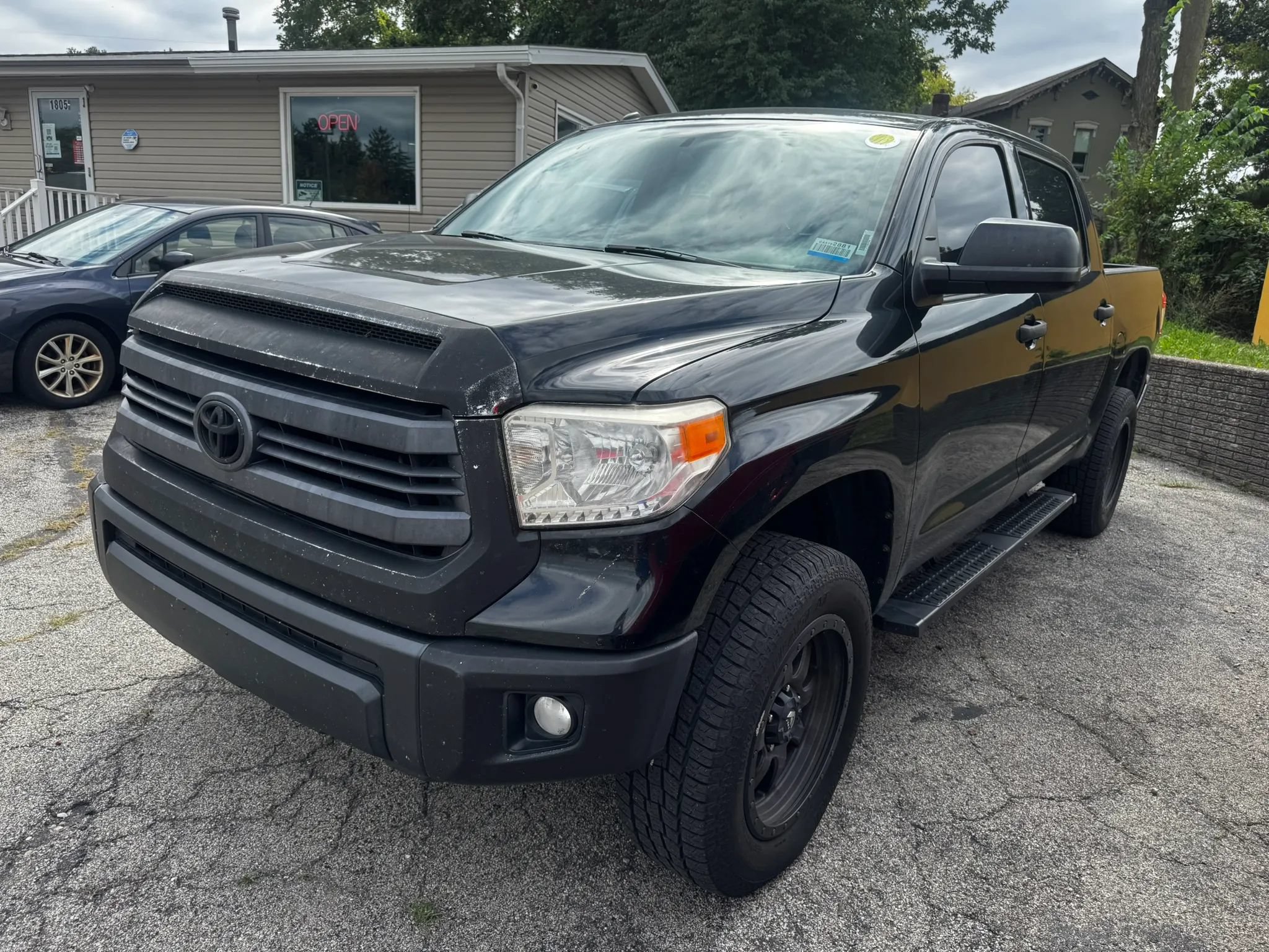 Used 2015 Toyota Tundra SR5 w/ SR5 Upgrade Package AWD/4WD image 1