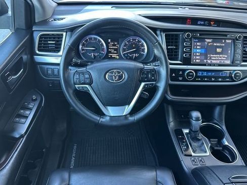 Used 2019 Toyota Highlander XLE image 16