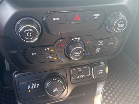 Used 2020 Jeep Renegade Latitude w/ Cold Weather Group AWD/4WD image 19