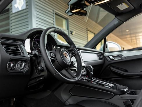 Certified 2026 Porsche Macan AWD/4WD image 4