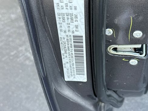 Used 2018 Jeep Cherokee Overland AWD/4WD image 35