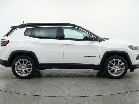 Used 2025 Jeep Compass Limited image 11
