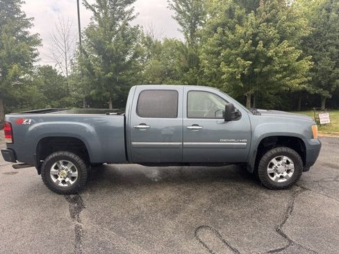 Used 2011 GMC Sierra 2500 Denali w/ Suspension Package, Off-Road image 3