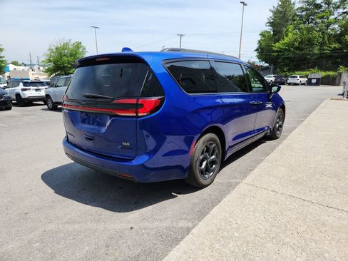 Used 2021 Chrysler Pacifica Touring-L w/ Uconnect Theater Family Group FWD image 5
