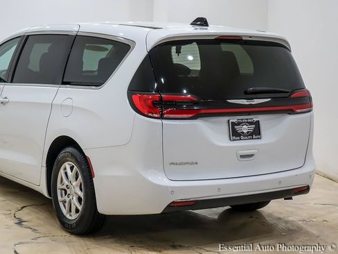 Used 2024 Chrysler Pacifica Touring-L FWD image 9
