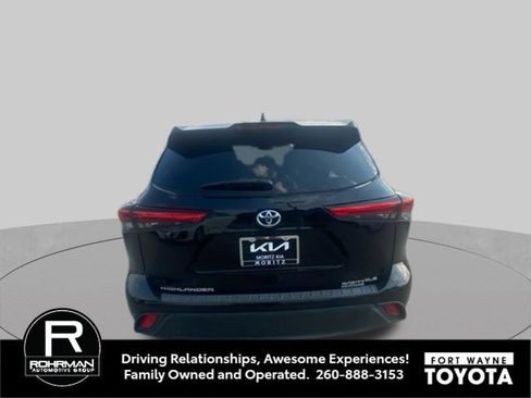 Used 2022 Toyota Highlander XLE FWD image 3