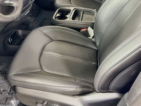 New 2027 Chrysler Pacifica Select AWD/4WD image 12
