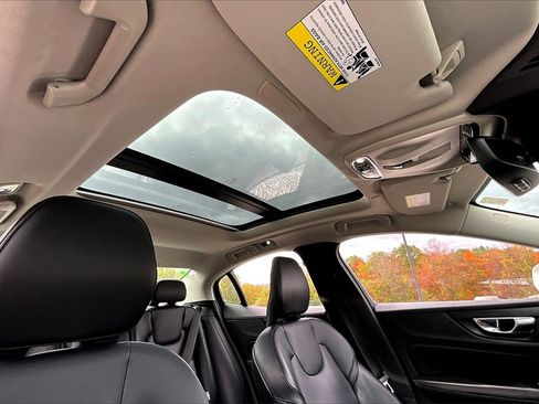 Used 2020 Volvo S60 T6 Momentum image 19