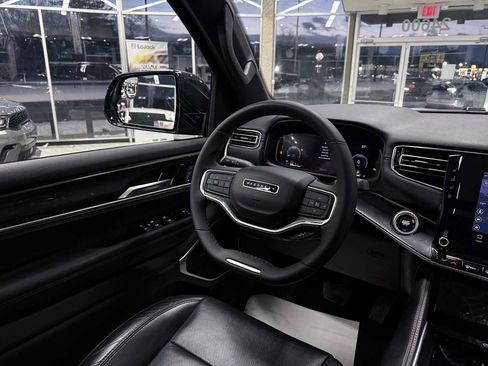 Used 2024 Jeep Wagoneer 4WD w/ Premium Group I image 32