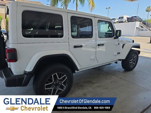 Used 2025 Jeep Wrangler Unlimited Sahara AWD/4WD image 7