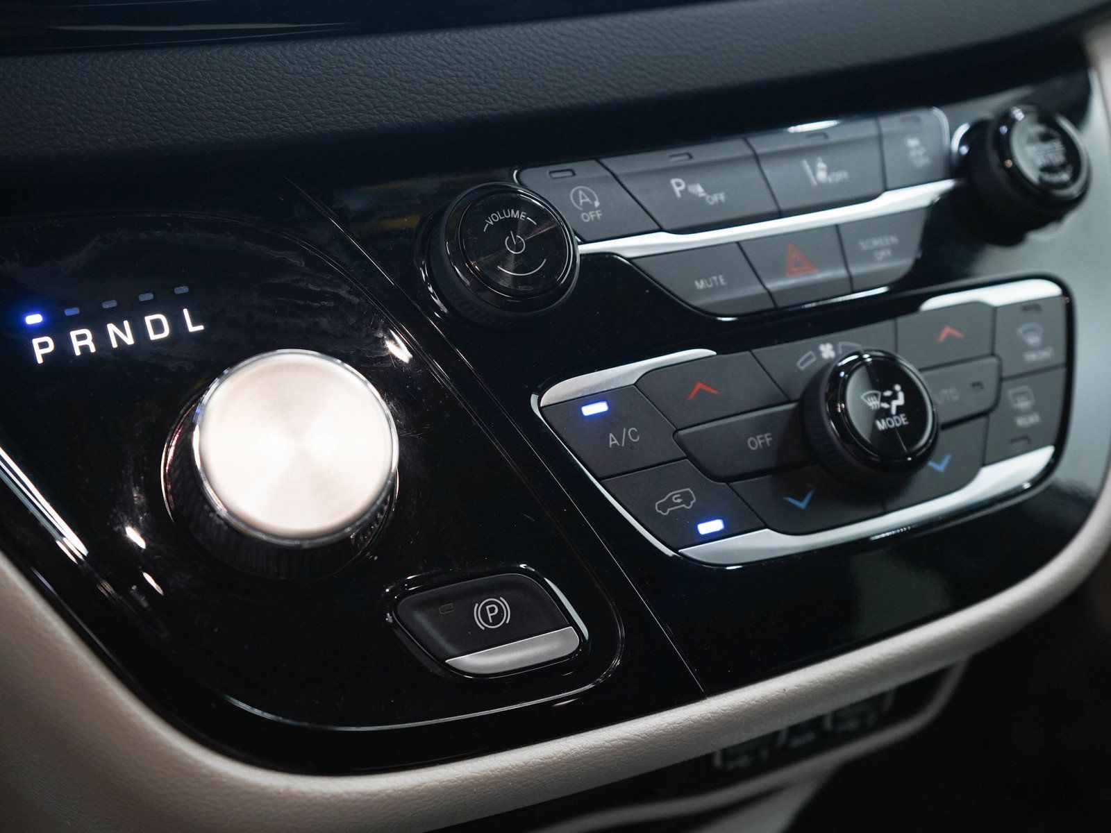 Used 2023 Chrysler Pacifica Touring-L FWD image 24