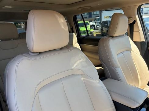 Used 2022 Jeep Grand Cherokee L Limited AWD/4WD image 30