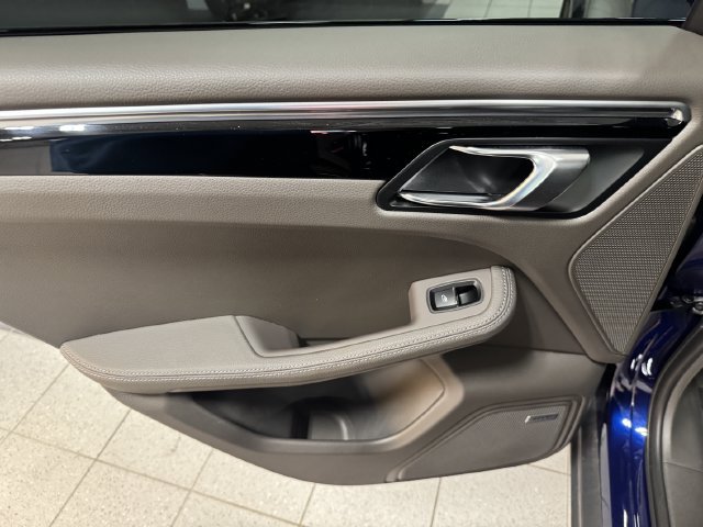 Used 2023 Porsche Macan S AWD/4WD image 38