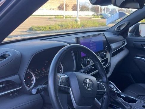 Used 2023 Toyota Highlander XSE image 11