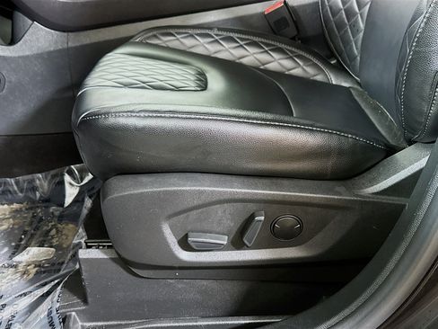 Used 2024 Ford Edge Titanium image 19