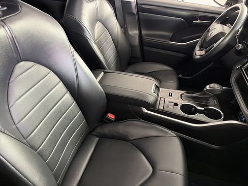 Used 2022 Toyota Highlander XLE FWD image 26