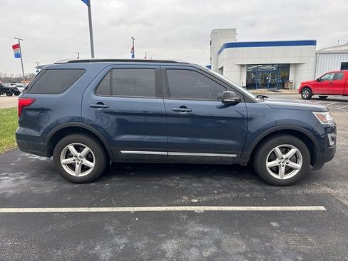Used 2017 Ford Explorer XLT image 4