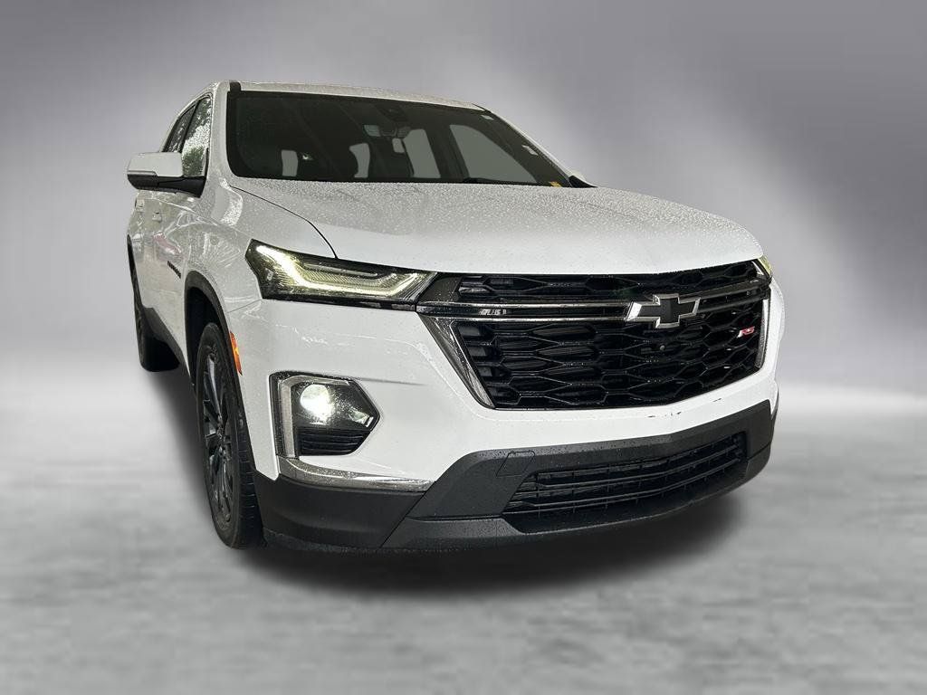 Used 2023 Chevrolet Traverse RS FWD image 2