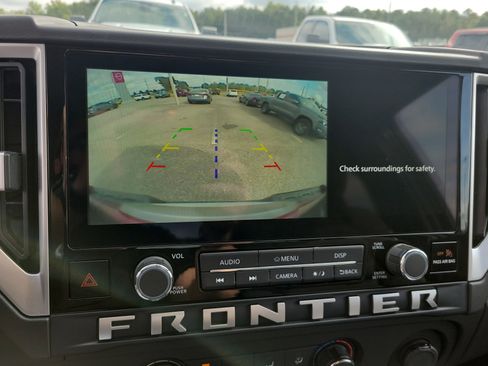 Used 2025 Nissan Frontier SV image 21