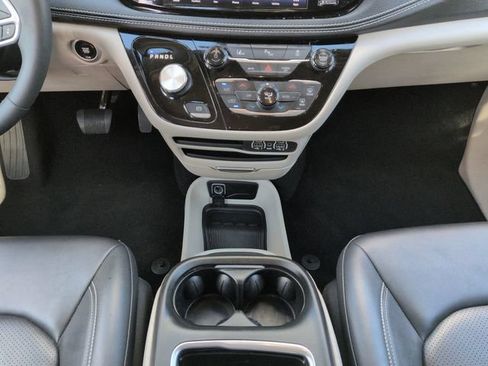 Used 2024 Chrysler Pacifica Limited FWD image 18