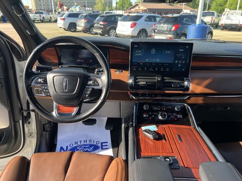 Used 2023 Lincoln Navigator Reserve AWD/4WD image 18